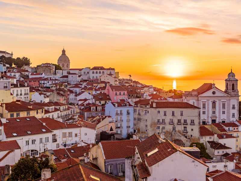 lisbon happy travel destination
