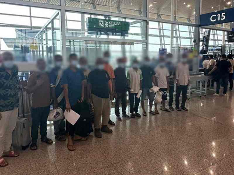 malaysia deports 60 immigrants including bangladeshis