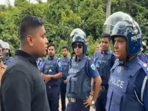 ‘রাজনীতি করলে ব্যানার খুলে করুন, বিএনপি করুন’—পুলিশকে হাসনাত আবদুল্লাহ