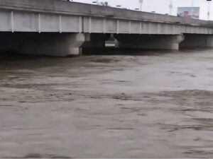 ভারী বৃষ্টিতে সুনামগঞ্জে নদ-নদীর পানি বৃদ্ধি, ছাতকে সুরমা বিপৎসীমার ওপরে