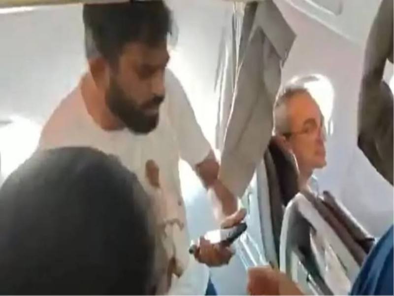 abhijeet-dipke-detained-delhi-airport